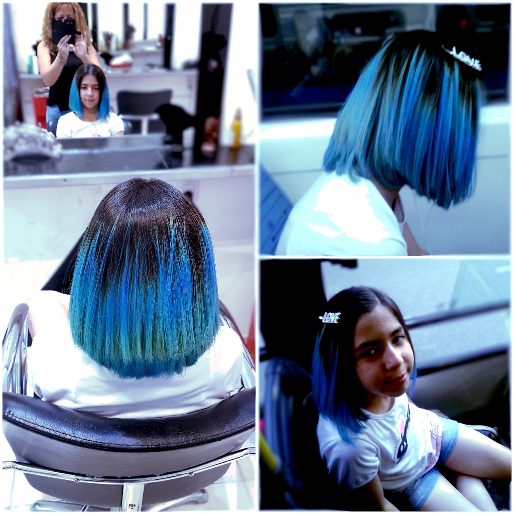 Una nena mostrando su nuevo color de cabello.